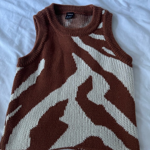 SHEIN top. Super good quality. 100% Polyester. - Picture 1 of 2